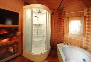 Koupelna v ubytování NORDIC HOUSE NEAR THE BEACH IN QUIET NEIGHBORHOOD, All AMENITIES + 37 fotografií
