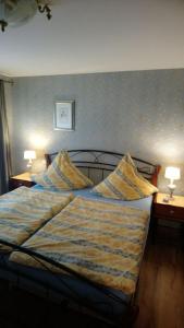 1 dormitorio con 1 cama con 2 lámparas en 2 mesas en Héritage B&B, en Mülheim an der Mosel