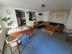 ein Wohnzimmer mit einem Tisch und einem Sofa in der Unterkunft Vidiecky apartmán Kubo in Pavčina Lehota