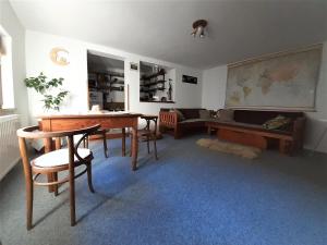 ein Wohnzimmer mit einem Tisch, Stühlen und einem Sofa in der Unterkunft Vidiecky apartmán Kubo in Pavčina Lehota