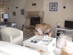 サルゾーにあるMaison de Pêcheursのリビングルーム(白い家具、暖炉付)