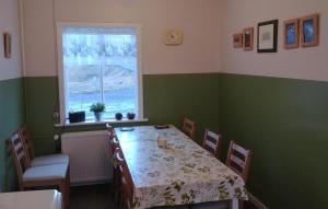 comedor con mesa, sillas y ventana en Finnstaðir, en Egilsstadir