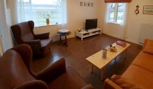 sala de estar con sofá y mesa en Finnstaðir en Egilsstadir