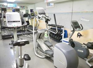 - une salle de sport avec des rames de vélos d'exercice et des tapis roulants dans l'établissement Hob Knob, à Edgartown