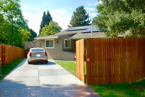 un'auto parcheggiata nel vialetto di una casa di Denver Blue Bear Den 3BR 2BA & Spa a Denver
