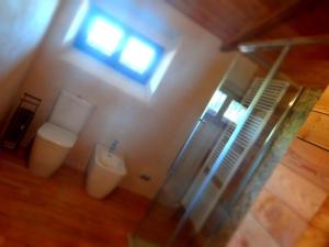 een badkamer met een toilet en een raam bij tenuta i musi lunghi in Lesignano deʼ Bagni