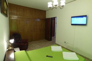 uma sala de conferências com uma mesa verde e uma televisão em Departamento Centrico em Villa Carlos Paz