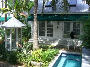 Sundlaugin á Bahama Gardens - Turtle House eða í nágrenninu