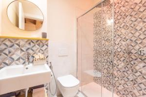 uma casa de banho com um WC, um lavatório e um chuveiro em Dreamy apartment Tre Corone Old Town CIR 017067-CNI-00565 em Desenzano del Garda