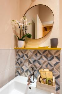 lavabo en el baño con espejo en la pared en Dreamy apartment Tre Corone Old Town CIR 017067-CNI-00565 en Desenzano del Garda