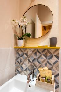 um lavatório de casa de banho com um espelho na parede em Dreamy apartment Tre Corone Old Town CIR 017067-CNI-00565 em Desenzano del Garda