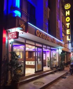 un hôtel situé dans une rue de la ville la nuit dans l'établissement Özgür Hotel, à Antalya