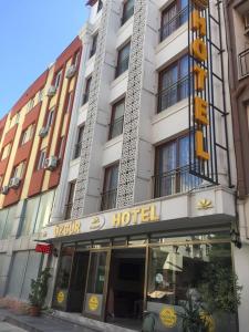 un hôtel avec un panneau à l'avant dans l'établissement Özgür Hotel, à Antalya