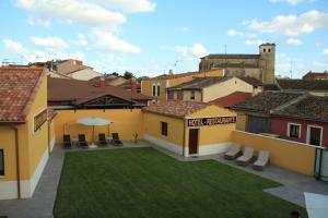 una vista desde el techo de un edificio con patio en Hotel Rural Oasibeth, en Frómista