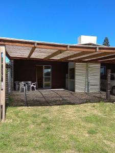 una casa con un patio con una mesa. en Itsasoa, en Barra del Chuy