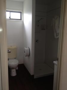 A bathroom at Blackwater Hotel Motel