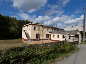 a house on the side of a road at Casa de Corbelle in Muimenta