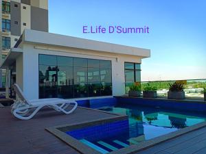 Majoituspaikassa E Life D Summit Residences With Wifi & Netflix tai sen lähellä sijaitseva uima-allas