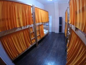 rząd łóżek piętrowych w pokoju w obiekcie Aldeia Hostel w mieście Manaus