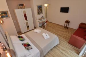 een woonkamer met een bed en een rode stoel bij B&B CasaZeni in Napels