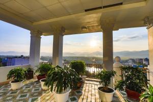 balcón con macetas y vistas a las montañas en An loc hotel, en Diện Biên Phủ