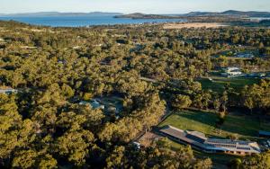 una vista aerea su un parco con un edificio e alberi di Acton Park Holiday Units a Acton Park