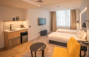 TV in/ali zabaviščno središče v nastanitvi Legacy Airedale Hotel Auckland