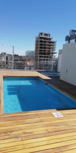 una gran piscina en la azotea de un edificio en Wonderful Soho Los Arcos en Buenos Aires