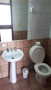 Departamento a 100mts de los Portones del Parque في ميندوزا: حمام مع مرحاض ومغسلة