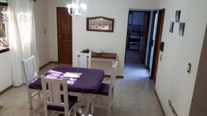une salle à manger avec une table bleue et des chaises dans l'établissement Departamento a 100mts de los Portones del Parque, à Mendoza