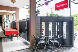 Restaurace v ubytování RedDoorz Plus near Isola UPI