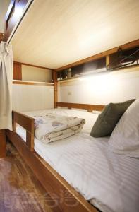 魚池郷にあるSun Moon Lake Backpacker Hostelの二段ベッド2組が備わる客室です。