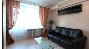 モスクワにあるApartLux Belorusskaya Superiorのリビングルーム(黒い革張りのソファ、窓付)