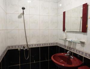 baño con lavabo rojo y espejo en Fulong Haido Inn, en Gongliao