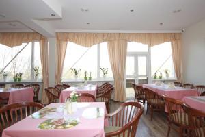 Restauracja lub miejsce do jedzenia w obiekcie Na Skarpie