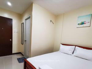 Postel nebo postele na pokoji v ubytování Downtown Suites