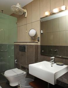 Ett badrum på Ahuja Residency Sunder Nagar