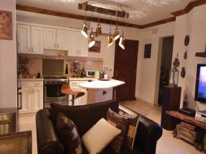 a living room with a couch and a kitchen at Dar Om Ali ElGouna Sabina y160 2 14 in El Gouna
