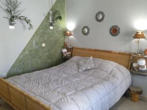 ein Schlafzimmer mit einem großen Bett in einem Zimmer in der Unterkunft Nix Nax Kalamata in Kalamata
