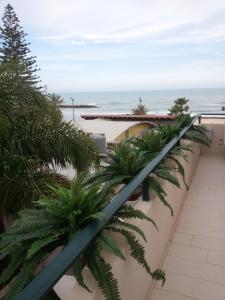 Ein Blick auf den Pool von der Unterkunft Casa del Sole fronte spiaggia oder aus der Nähe