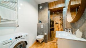 Kúpeľňa v ubytovaní Wonder Home - Apartamenty z balkonami, blisko centrum Karpacza, stoku i aquaparku