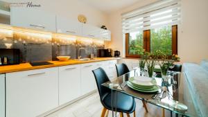 Kuchyňa alebo kuchynka v ubytovaní Wonder Home - Apartamenty z balkonami, blisko centrum Karpacza, stoku i aquaparku