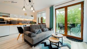 Kuchyňa alebo kuchynka v ubytovaní Wonder Home - Apartamenty z balkonami, blisko centrum Karpacza, stoku i aquaparku