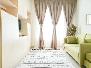 uma sala de estar com um sofá e uma janela em Vaincation at Ritze Perdana 2 Damansara Perdana em Petaling Jaya