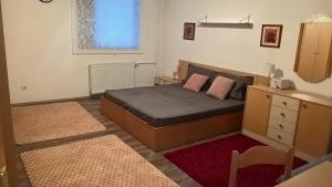 a bedroom with a bed and a dresser and a window at Apartman-Vila Nikola, 064jedansedamdvatridevetnulatri in Kopaonik