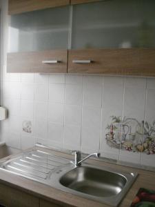 eine Küche mit einer Spüle und einer Theke in der Unterkunft Ferienwohnung mit Balkon in Zwenkau