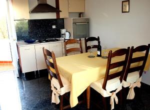 kuchnia ze stołem i krzesłami oraz kuchnia ze stołem i kuchnią w obiekcie Ana Guest House w Nin