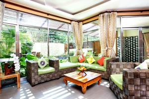 Howard Villa في كنتيج: غرفة معيشة مع كنب وطاولة