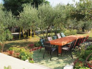 un tavolo in legno e sedie in giardino di Ana Guest House a Nin