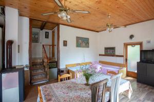 A seating area at Vacation Home Selo Boykovets Még 24 kép